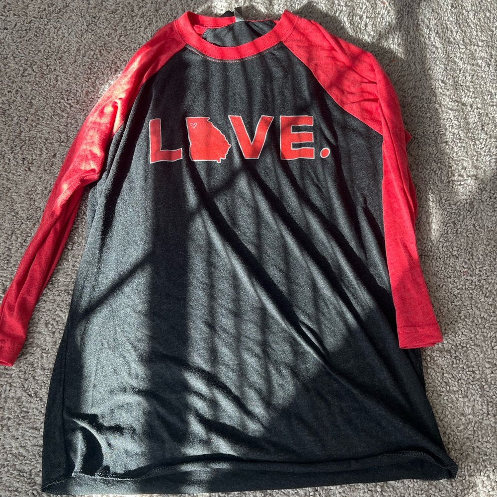 Kids LOVE Graphic Raglan Shirt - Red & Black